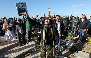 Rebelianci: siły Kadafiego używają żywych tarcz 
