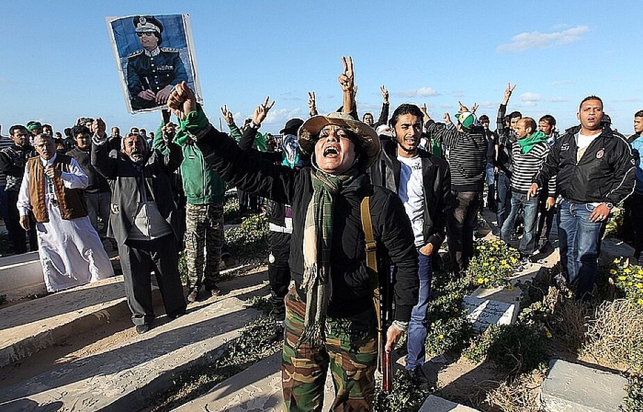 Rebelianci: siły Kadafiego używają żywych tarcz 