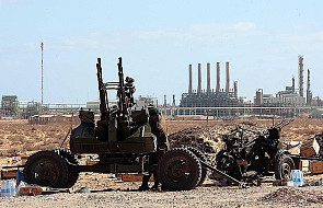 Libia: kolejne bombardowania Ras al-Unuf