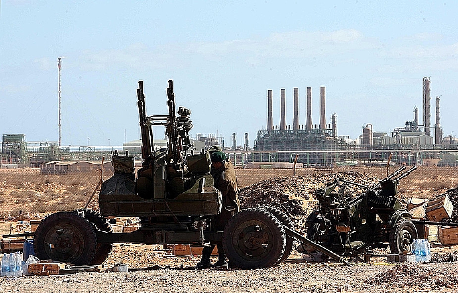Libia: kolejne bombardowania Ras al-Unuf