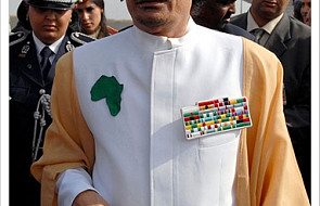 Kadafi oskarża o "spisek" i straszy Al-Kaidą