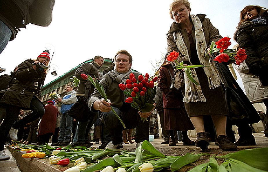 Wzdłuż Krakowskiego Przedmieścia na wysokości Pałacu Prezydenckiego warszawiacy ułożyli w środę w południe kwiaty, w większości