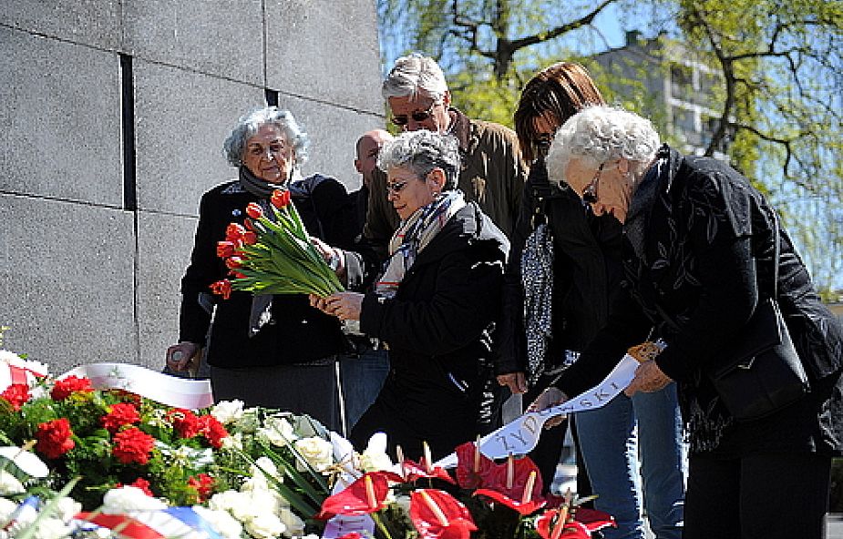 Uroczystość obchodów 68. rocznicy wybuchu powstania rozpoczęła się w samo południe przed Pomnikiem Bohaterów Getta. Przy dźwięku
