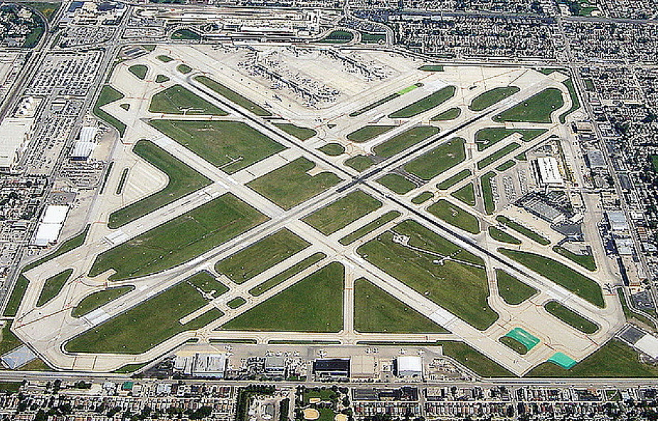 Samolot wypadł z pasa na lotnisku w Chicago