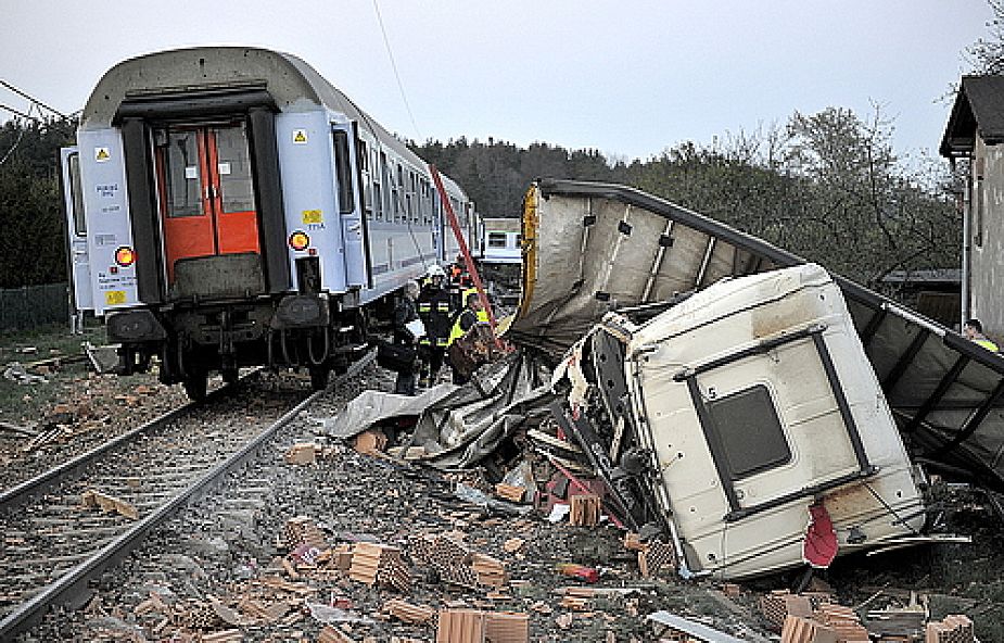 Miejsce zderzenia pociągu osobowego z ciężarówką na niestrzeżonym przejeździe kolejowym w Mostach koło Lęborka (Pomorskie). (fot