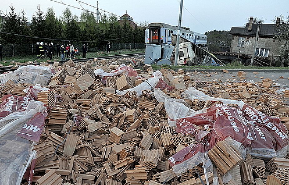 Miejsce zderzenia pociągu osobowego z ciężarówką na niestrzeżonym przejeździe kolejowym w Mostach koło Lęborka (Pomorskie). (fot