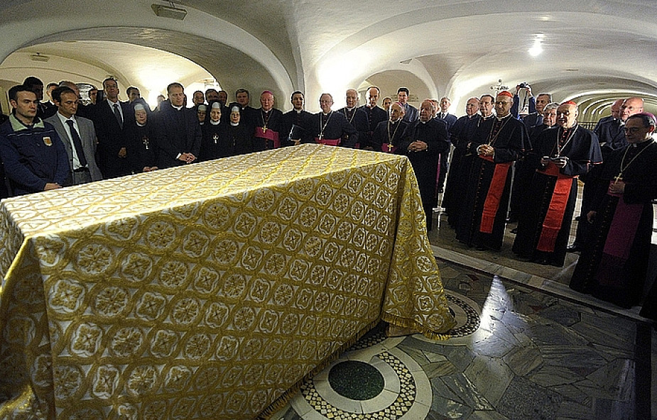 Modlitwa przy trumnie Jana Pawła II