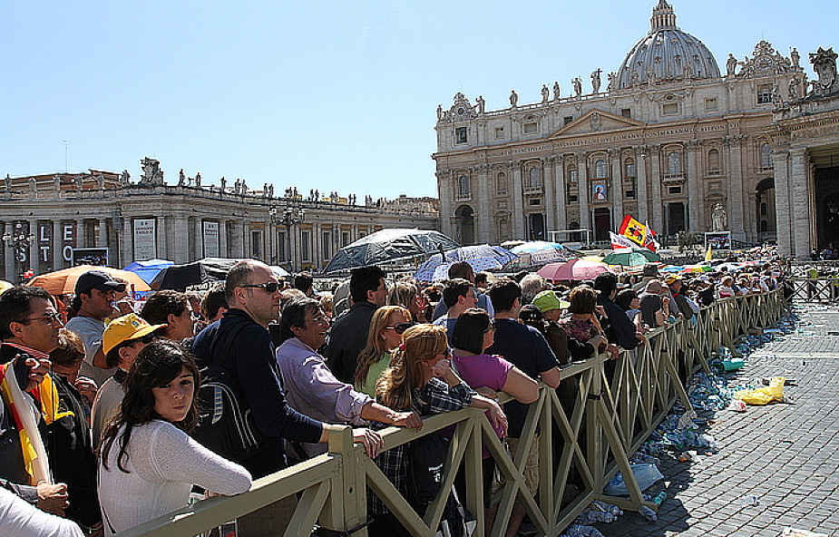 Tysiące ludzie w kolejce do relikwii Jana Pawła II