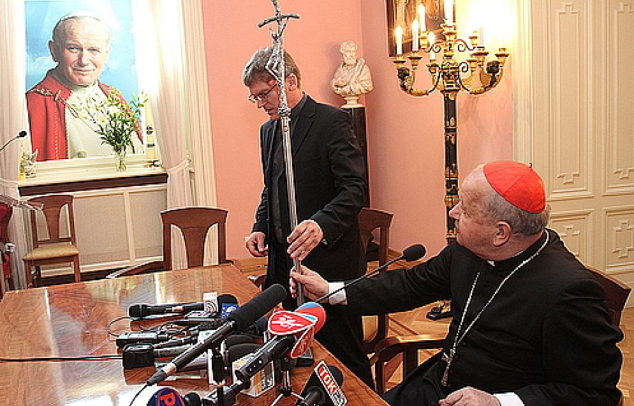 Metropolita krakowski kardynał Stanisław Dziwisz i ksiądz Andrzej Baczyński prezentują papieski pastorał.