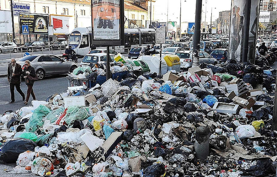Neapol: Wojsko pomaga sprzątać śmieci