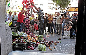 Hiszpania: Rolnicy wysypali warzywa i owoce