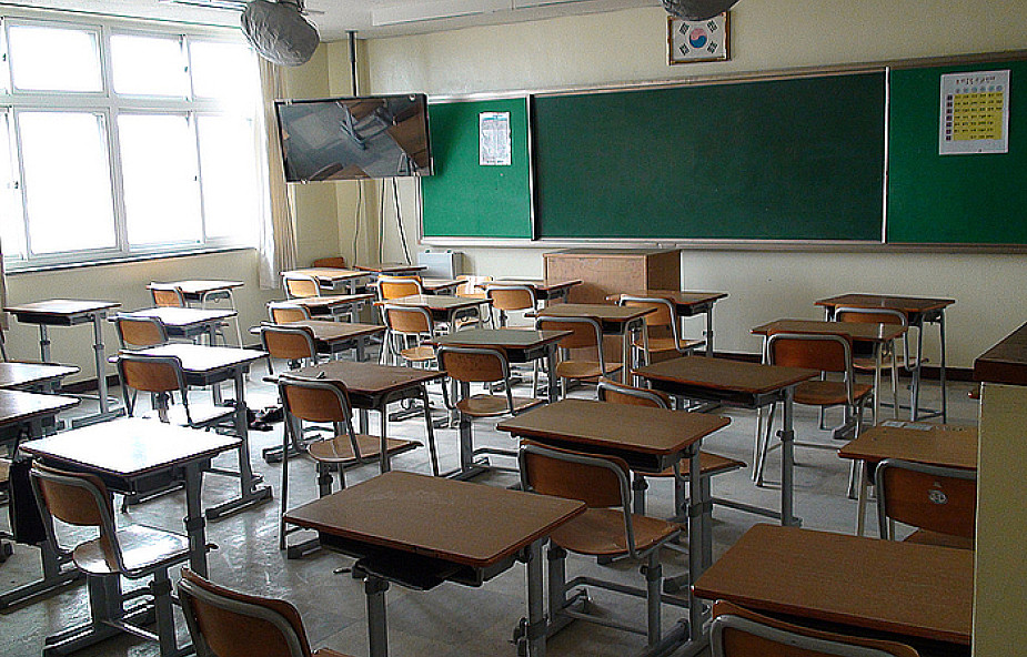 Szkoły na czas wakacji zwalniają nauczycieli