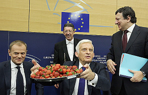 Tusk w Strasburgu zachwalał polskie truskawki