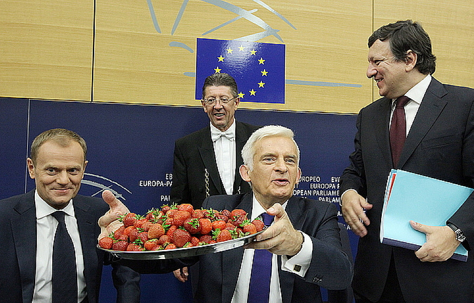 Tusk w Strasburgu zachwalał polskie truskawki