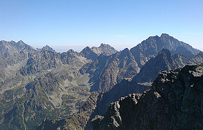 Silny wiatr zepchnął ze skał w Tatrach turystkę