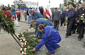 Kwiaty pod Pomnikiem Poległych Stoczniowców