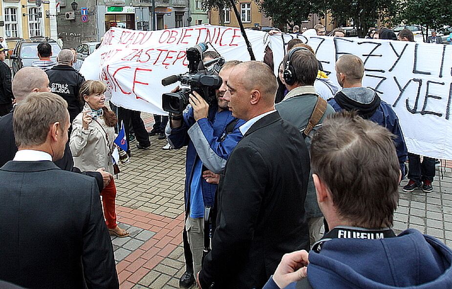 Chełmża: Tusk rozmawia, kibice protestują