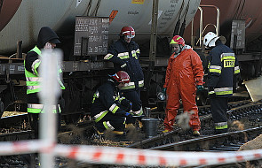 Strażacy usuwają wyciek oleju napędowego