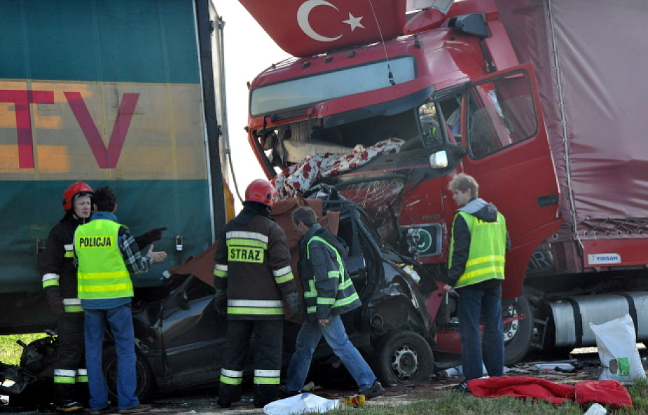 Trzy ofiary tragicznego wypadku w Oleśnie