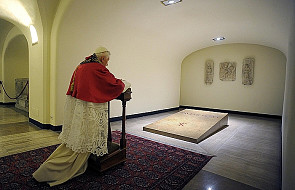 Benedykt XVI przy grobach poprzedników