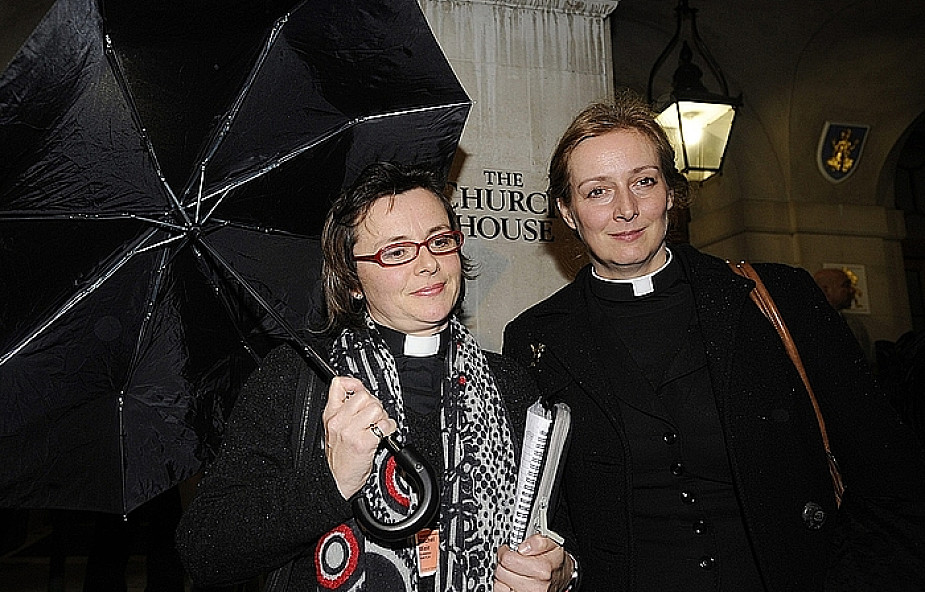Synod w Anglii i "święcenia biskupie" kobiet