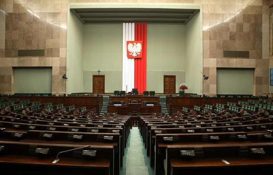 "Kluczowe decyzje zapadają poza Sejmem"