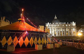 Namiot cyrkowy i karuzela w Watykanie