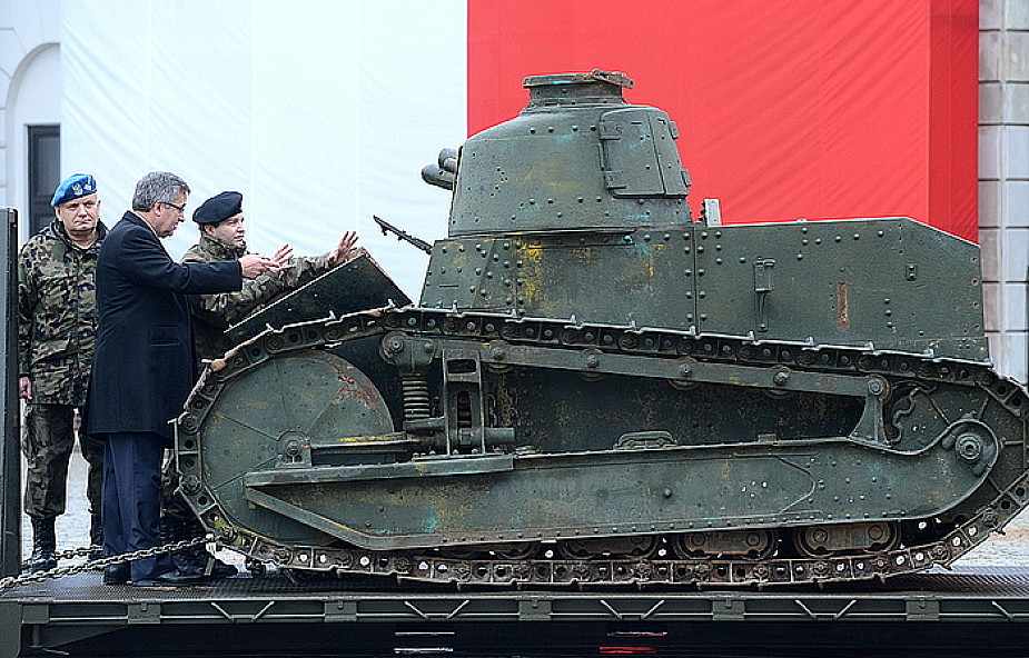 Zabytkowy czołg przed Pałacem Prezydenckim