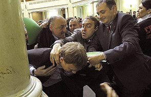 Ukraina: parlament rozpoczął od przepychanek