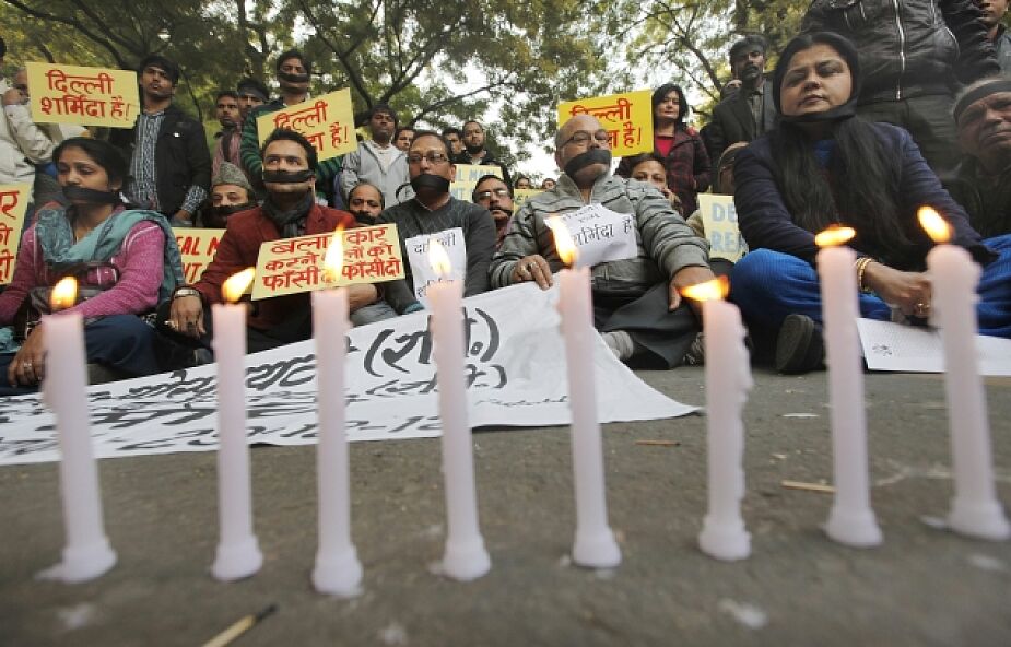 Indie: Zarzut morderstwa dla sprawców gwałtu