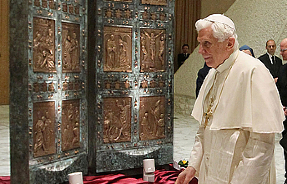 Papież poświęcił reprodukcję Drzwi Świętych