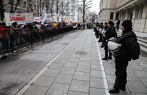 Związkowcy protestują przed siedzibą PGE