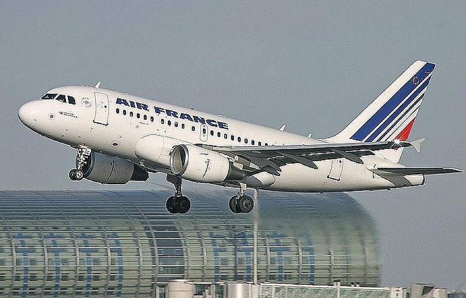 Francja: Zakłócenia w lotach z powodu strajków