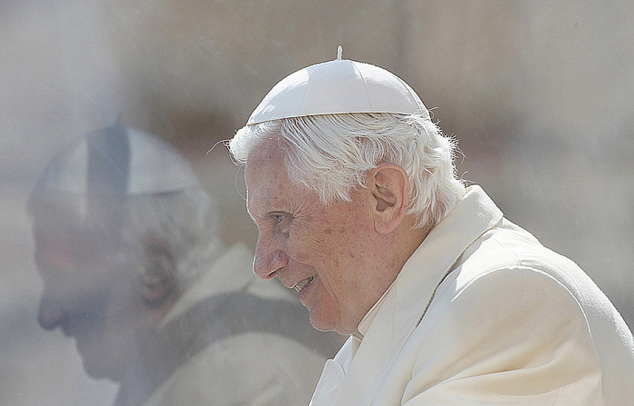 Benedykt XVI: Maryja uczy Kościół modlitwy