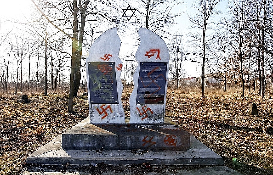 Faszystowskie hasła na cmentarzu żydowskim