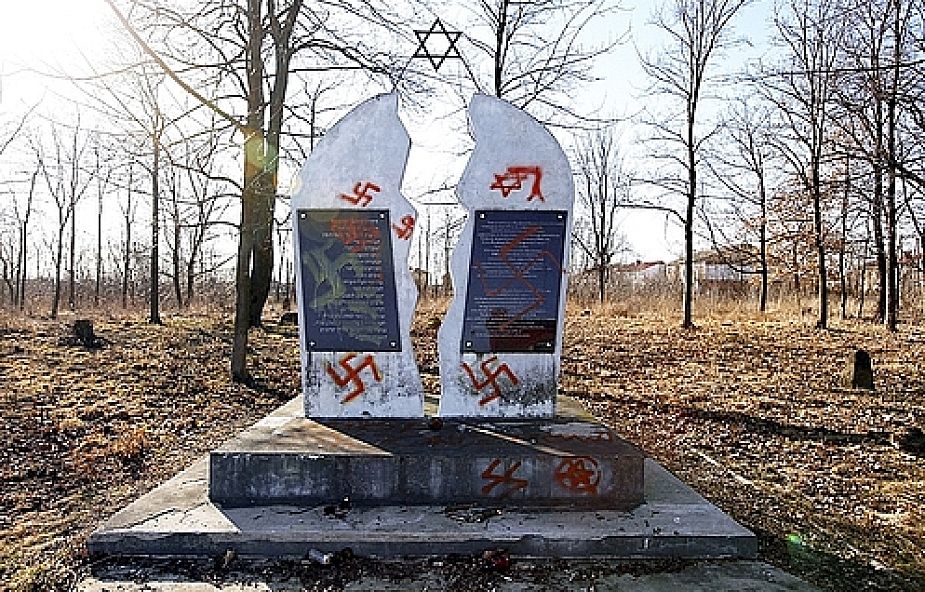 Faszystowskie hasła na cmentarzu żydowskim