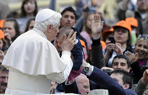 "L`Osservatore Romano": Papież nie jest sam