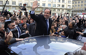 Hollande wyprzedza Sarkozy'ego. Będzie II tura
