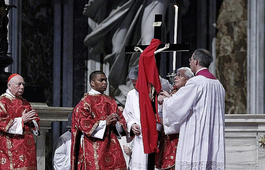 Papież przewodniczył Liturgii Męki Pańskiej