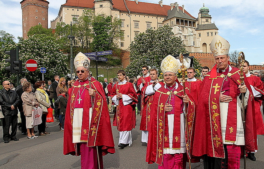 Kraków: uroczysta procesja z Wawelu na Skałkę