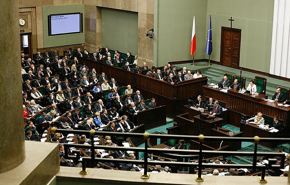 Palikot chce pozwać Sejm za krzyż w sali obrad