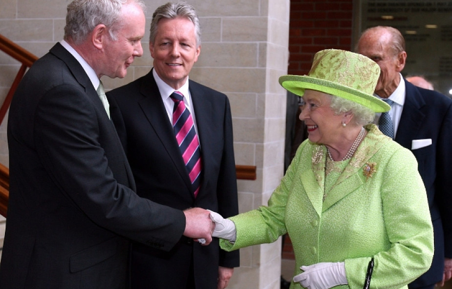 Elżbieta II i były dowódca IRA podali sobie ręce