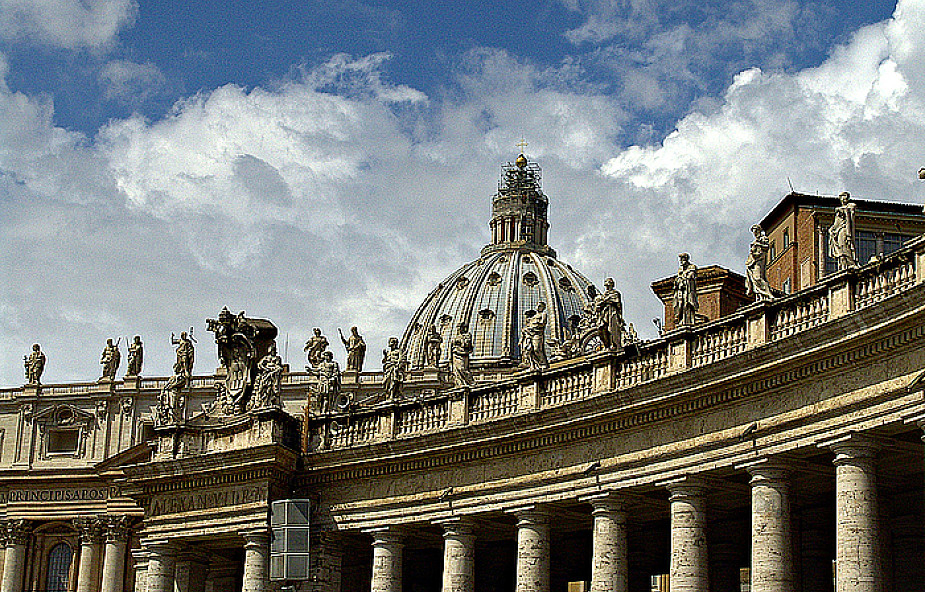 Watykan: papieski sekretarz będzie biskupem?