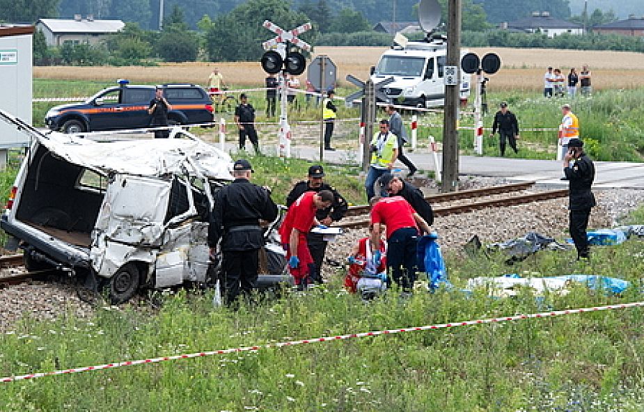 Bratoszewice: 9 ofiar zderzenia busa i pociągu