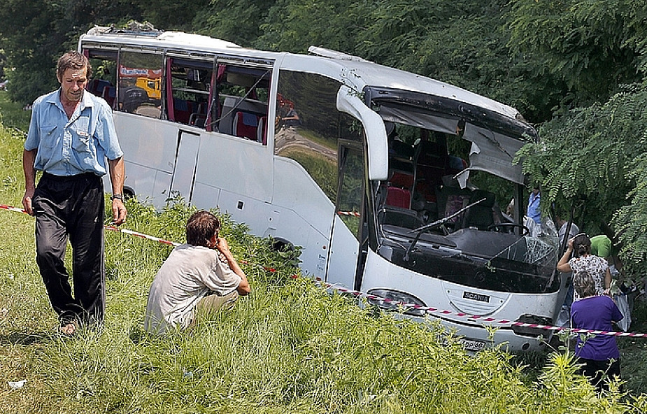 15 zabitych i 15 rannych - wypadek autokaru