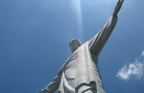 Chrystus z Rio przed bazyliką Notre Dame
