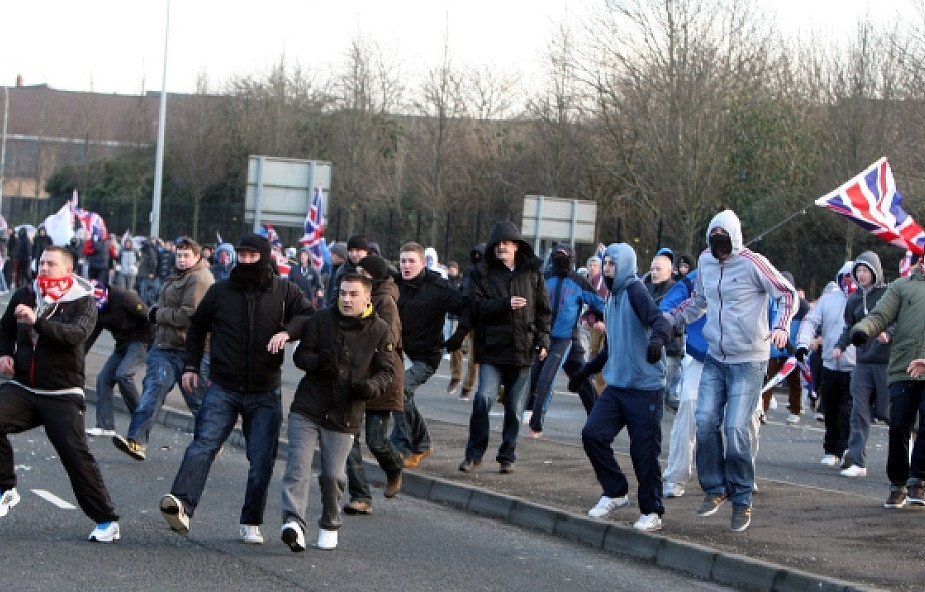 Walki na ulicach Belfastu w Irlandii Płn.