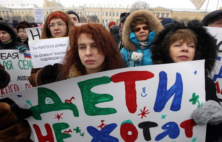 Rosja: Protesty ws. ustawy zakazującej adopcji