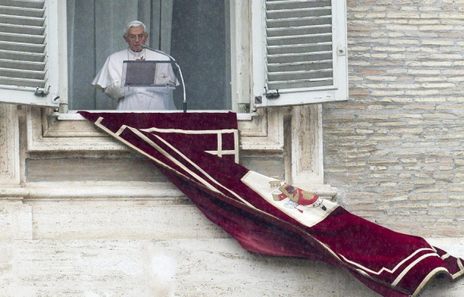 Pierwszy papieski tweet po... łacińsku