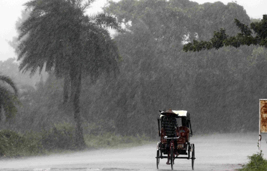 Potężny cyklon Phailin zaatakował wsch. Indie